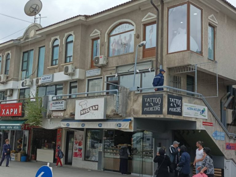 Оштетена таблата на бугарскиот клуб „Цар Борис Трети“ во Охрид