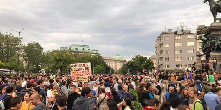 (ФОТО) Протестен марш во Софија против претседателот Румен Радев и русификацијата на Бугарија