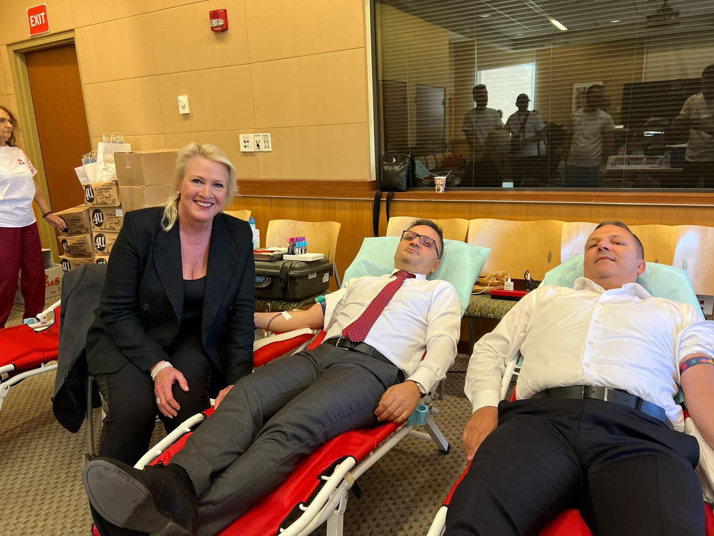 Спасовски и Бесими учествуваат во крводарителската акција во Амбасадата на САД, извор: ФБ страница на министерот Оливер Спасовски