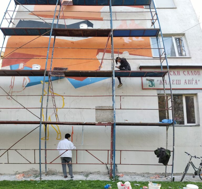 Млади уметници изработуваат огромен мурал во центарот на Скопје
